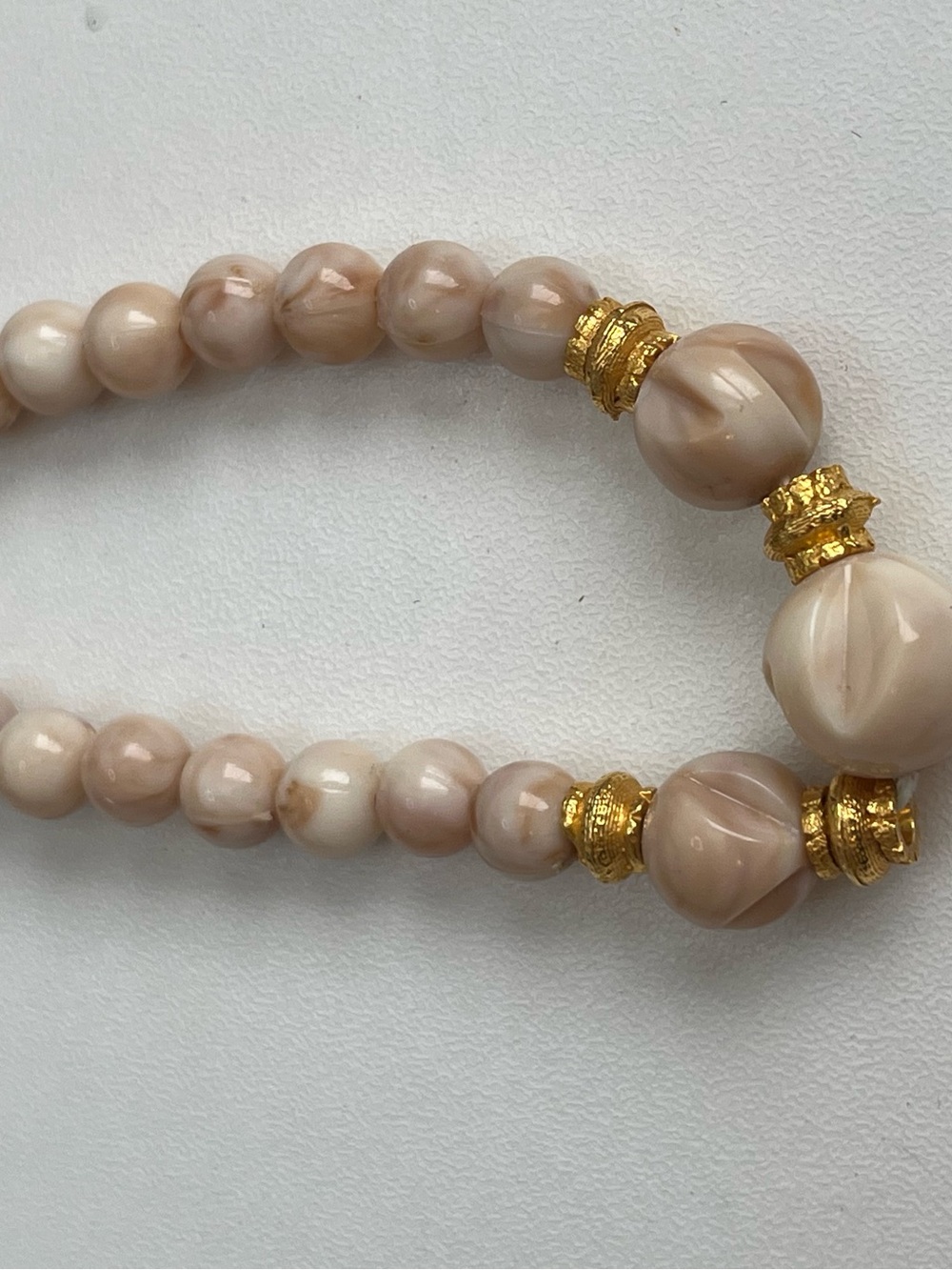 VTG Retro Pink Cream Swirl Gold Tone Acrylic Plastic Necklace Collar 16”